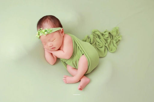 东海宝宝拍嗝吐奶